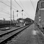 857756 Gezicht op het emplacement van het N.S.-station Den Haag S.S. te Den Haag, met rechts een rij geelbanders voor ...